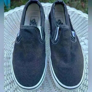 Black Vans. Vans skater shoes. Vans size 5 men. 6.5 women’s. Vans off the wall